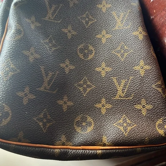 Speedy Bag - Authentic Louis Vuitton Medium Speedy Handbag. - Picture 10 of 16